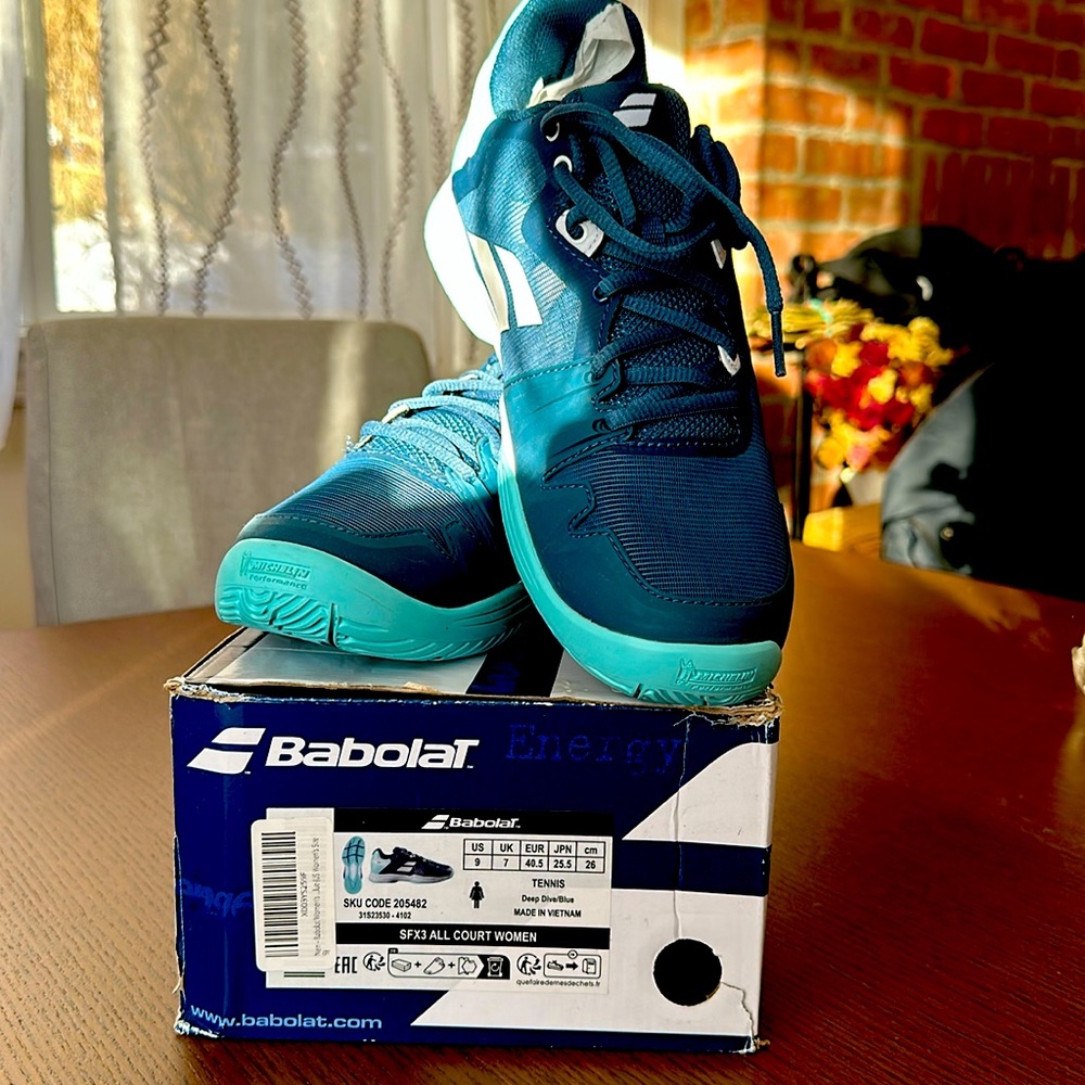 All Court Babolat sneaker for the women that takes tennis seriously.